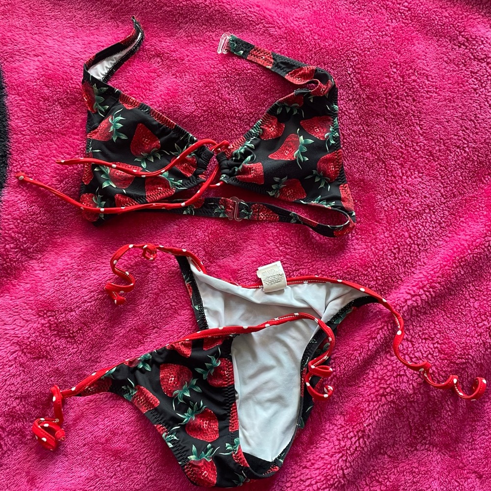 Vintage Strawberry 🍓 Bikini!